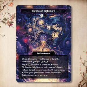 Puede incluir: Carta de fantasía "Chthonian Nightmare" con una ilustración oscura y detallada. La obra de arte presenta una representación arremolinada y multicolor de una criatura de pesadilla. La carta incluye texto que describe sus habilidades de encantamiento.