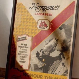 Puede incluir: Póster vintage enmarcado de Narragansett Lager Beer. El diseño utiliza una combinación de colores rojo y amarillo con el texto "Honour the Man, Crush the Can". Una persona bebe de una lata de cerveza.