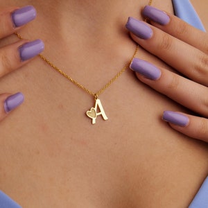 Colar inicial de coração dourado, colar delicado com letras e coração, pingente de letras personalizado, presente perfeito para ela, presente de Natal, presente para mães