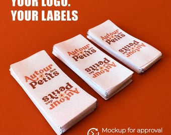 Könnte beinhalten: Drei Stapel rechteckiger weißer Papieretiketten mit dem orangefarbenen Text Autour des Petits und einem kleinen Blumensymbol. Das Bild enthält den Text YOUR LOGO. YOUR LABELS und ein Uhrsymbol mit Mockup for approval within 24 hour.