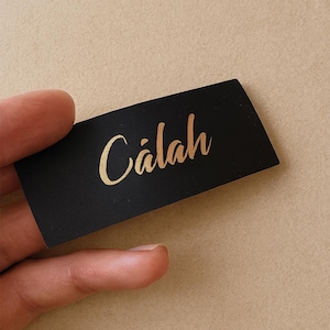 Schwarze Satin Etiketten – Personalisierte Einnähetiketten mit Gold- oder Silberdruck, Logo Labels für handgemachte Kleidung