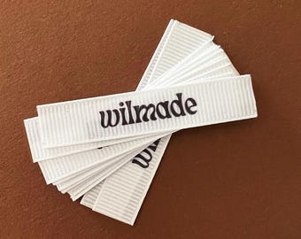 Individuelle Pflegeetiketten – Schwarzer oder Farbdruck auf Satin, Einnähetiketten mit Logo (50–1000 Stück)