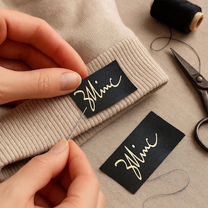 100 Schwarze Satinetiketten mit Golddruck – Einnähetiketten mit Logo oder Namen, personalisiert für handgemachte Produkte