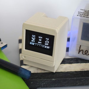 Retro Macintosh Mini Computer Desk Clock – Vintage-Inspired Smart Weather & Quote Display – Nostalgic Apple Tech Decor