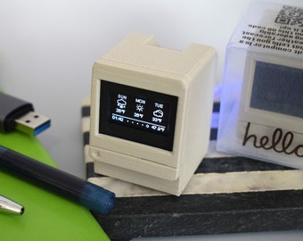 Mini reloj de escritorio retro para computadora Macintosh - Pantalla inteligente de clima y cotizaciones de inspiración vintage - Decoración nostálgica de Apple Tech