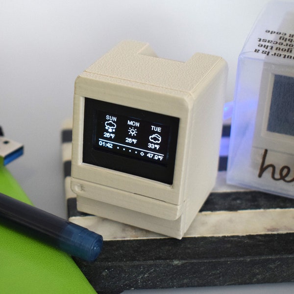 Mini horloge de bureau rétro pour ordinateur Macintosh - affichage intelligent de la météo et des devis d'inspiration vintage - décoration nostalgique Apple Tech