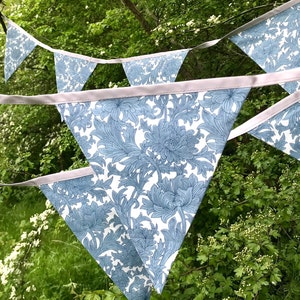 Bandierine Liberty fatte a mano / Design floreale Liberty bianco e blu / Bandierine in cotone pregiato molto lunghe