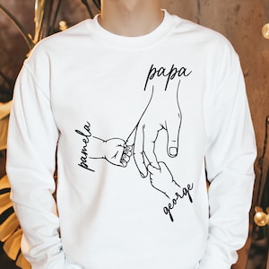 Personalisiertes Papa Sweatshirt, benutzerdefiniertes Papa Sweatshirt, Kinder halten Papa Hände, Kindernamen Geschenk für Papa, Vatertagsgeschenke, Kindername Papa Hand