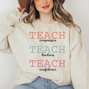 Niedliches Teach Sweatshirt, Mitgefühl Freundlichkeit Vertrauen Lehrer Sweatshirt, Geschenke für Lehrer, neuer Lehrer, Gruppenlehrer Sweatshirt