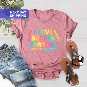 Camiseta "Eu Amo Lápis de Cor Quebrados - Vida de Terapeuta Ocupacional" imagem 4
