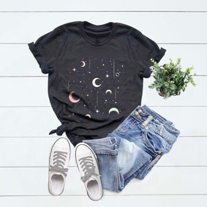 Camisa celestial, camiseta com estampa da lua, camisetas da lua, camiseta feminina com estampa da lua, tingida em roupa, astrologia com fases da lua, cores confortáveis