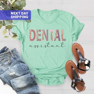 Peut inclure: T-shirt vert menthe avec le texte "DENTAL assistant" en lettres roses, grises et &agrave; imprim&eacute; l&eacute;opard.