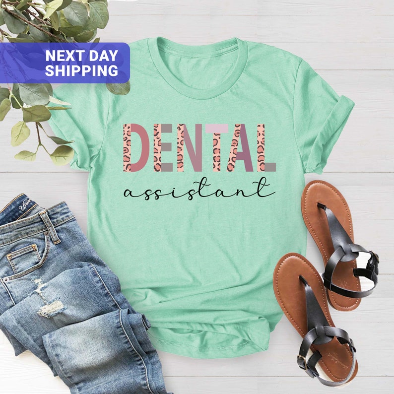 Peut inclure: T-shirt vert menthe avec le texte "DENTAL assistant" en lettres roses, grises et &agrave; imprim&eacute; l&eacute;opard.