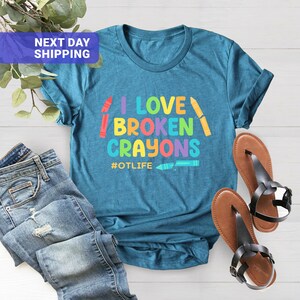 Camiseta "Eu Amo Lápis de Cor Quebrados - Vida de Terapeuta Ocupacional" imagem 2