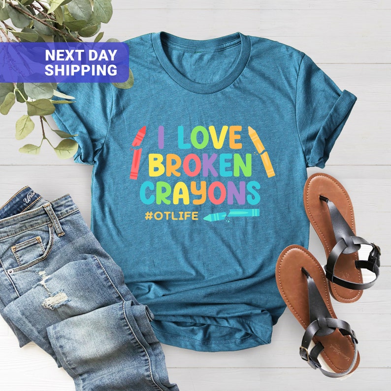 Camiseta "Eu Amo Lápis de Cor Quebrados - Vida de Terapeuta Ocupacional" imagem 2