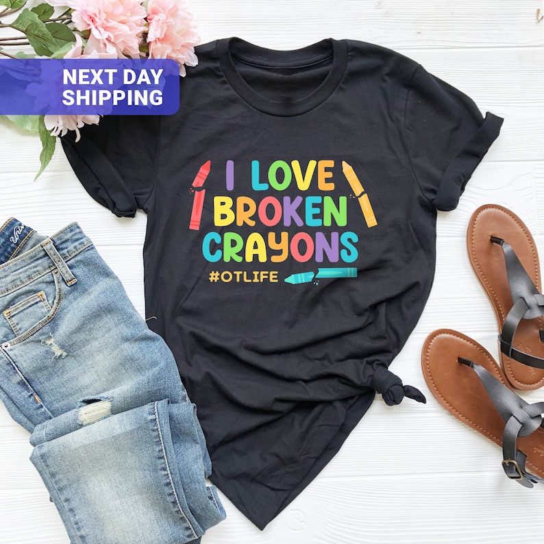 Camiseta "Eu Amo Lápis de Cor Quebrados - Vida de Terapeuta Ocupacional" imagem 1
