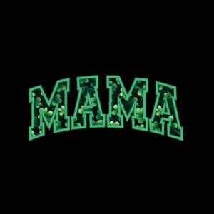 Puede incluir: Patrón de trébol verde dentro de un contorno verde de la palabra "MAMA" en una fuente de estilo universitario.