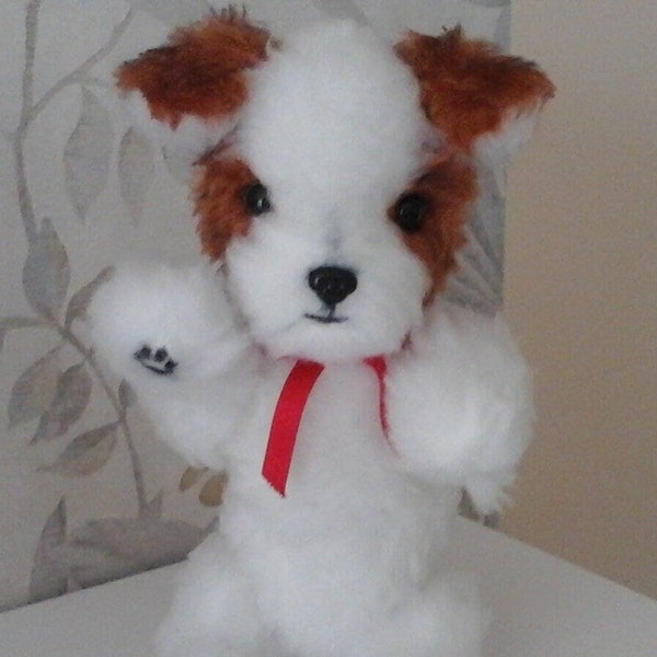 Peluche bébé chien chiot fox terrier jouet fait main fourrure blanc orange yeux nez de sécurité ruban satin rouge cadeau anniversaire