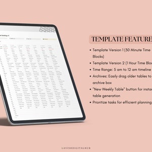 K&ouml;nnte beinhalten: Ein digitales Tablet zeigt eine w&ouml;chentliche Zeitverfolgungsvorlage auf einem hellrosa Hintergrund. Die Vorlage bietet zwei Versionen: eine mit 30-Minuten-Zeitbl&ouml;cken und eine mit 1-Stunden-Zeitbl&ouml;cken. Die Vorlage umfasst auch einen Zeitbereich von 5 Uhr morgens bis 12 Uhr mittags, eine Archivbox f&uuml;r &auml;ltere Tabellen und eine Schaltfl&auml;che "Neue Wochentabelle" f&uuml;r die sofortige Tabellenerstellung. Der Text "TEMPLATE FEATURES" wird in schwarzer Schrift auf der rechten Seite des Bildes angezeigt.