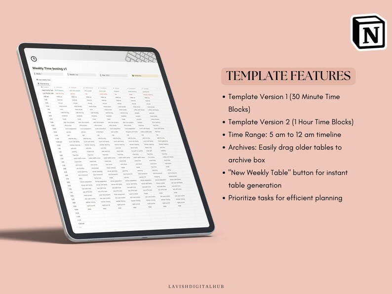 K&ouml;nnte beinhalten: Ein digitales Tablet zeigt eine w&ouml;chentliche Zeitverfolgungsvorlage auf einem hellrosa Hintergrund. Die Vorlage bietet zwei Versionen: eine mit 30-Minuten-Zeitbl&ouml;cken und eine mit 1-Stunden-Zeitbl&ouml;cken. Die Vorlage umfasst auch einen Zeitbereich von 5 Uhr morgens bis 12 Uhr mittags, eine Archivbox f&uuml;r &auml;ltere Tabellen und eine Schaltfl&auml;che "Neue Wochentabelle" f&uuml;r die sofortige Tabellenerstellung. Der Text "TEMPLATE FEATURES" wird in schwarzer Schrift auf der rechten Seite des Bildes angezeigt.