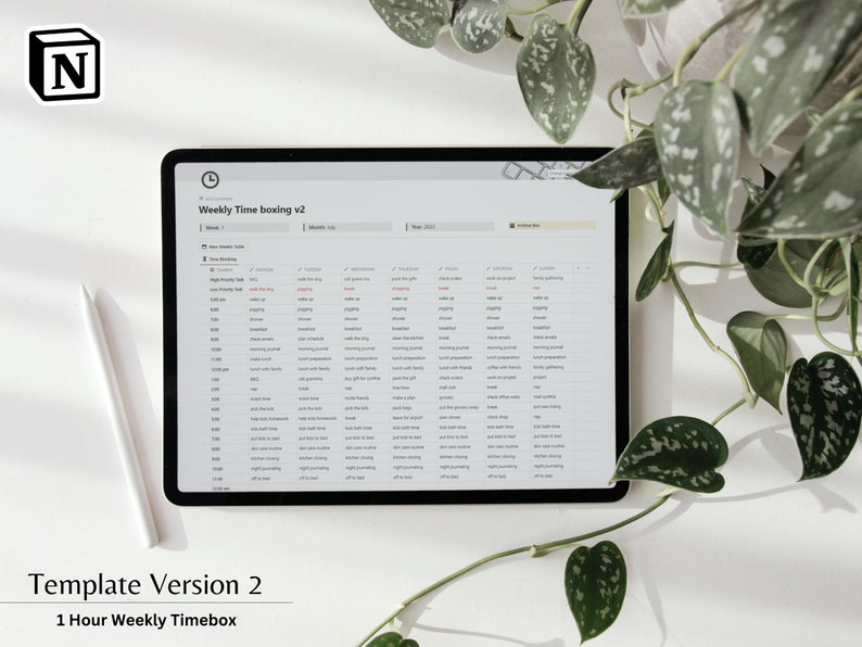 K&ouml;nnte beinhalten: Ein wei&szlig;es Tablet mit einem schwarzen Bildschirm, auf dem eine w&ouml;chentliche Timeboxing-Vorlage in der Notion-App angezeigt wird. Die Vorlage tr&auml;gt den Titel "Weekly Timeboxing v2" und enth&auml;lt ein Raster mit st&uuml;ndlichen Zeitfenstern von 6:00 Uhr morgens bis 23:00 Uhr abends. Der Bildschirm zeigt auch eine Liste von Aufgaben f&uuml;r jede Stunde an, wie z. B. "Aufstehen", "Fr&uuml;hst&uuml;ck", "Arbeit" und "Abendessen".
