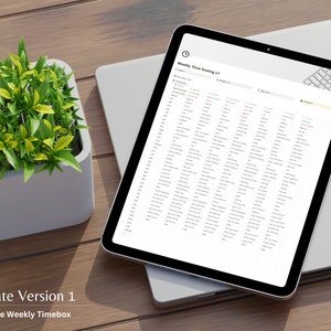 K&ouml;nnte beinhalten: Ein digitales Tablet zeigt eine w&ouml;chentliche Zeitblockierungsvorlage mit dem Titel "Weekly Time Blocking #1". Die Vorlage ist in 30-Minuten-Slots unterteilt und enth&auml;lt Spalten f&uuml;r "Woche", "Tag", "Aufgabe", "Notizen" und "Erledigt".
