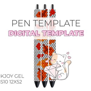 Può includere: Tre penne con motivi arancioni, grigi e neri con tappi neri. Le penne sono disposte verticalmente e sono etichettate "PEN TEMPLATE DIGITAL TEMPLATE". Un gatto dei cartoni animati con un diamante si trova nell'angolo in basso a destra.