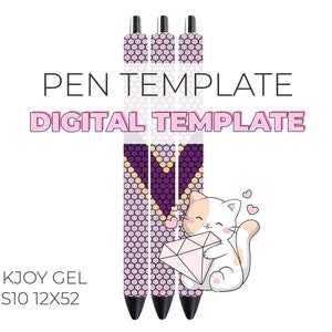 Può includere: Tre penne con motivi viola, bianco e oro con punte nere. Le penne sono disposte verticalmente e hanno il testo "PEN TEMPLATE DIGITAL TEMPLATE" sopra di loro. Il testo "INKJOY GEL SS10 12X52" è sotto le penne. Un gatto bianco dei cartoni animati con orecchie arancioni tiene un diamante rosa a destra delle penne.