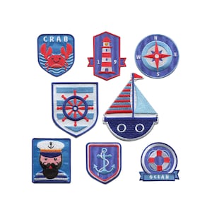 Könnte beinhalten: Satz von zehn gestickten Bügelbildern mit nautischen Motiven. Die Patches sind blau, rot und weiß und zeigen einen Krebs, einen Leuchtturm, einen Kompass, ein Segelboot, einen Anker und einen Rettungsring. Die Patches sind perfekt, um Kleidung, Taschen oder anderen Stoffartikeln einen maritimen Touch zu verleihen.