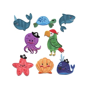 Pode incluir: Conjunto de dez patches termocolantes coloridos que representam diferentes criaturas marinhas, incluindo um papagaio, uma tartaruga, uma estrela do mar, um polvo, um narval e um par de peixes.