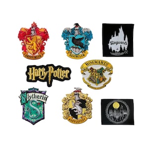 Puede incluir: Nueve parches bordados para planchar que representan los escudos de las casas de Hogwarts, el logotipo de Harry Potter y el escudo de la escuela de Hogwarts. Los parches son amarillos, rojos, azules, verdes y negros.