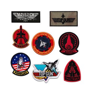 Op de afbeelding: Een verzameling geborduurde patches met luchtvaartthema's. Bevat patches met tekst als "Maverick", "Top Gun", "Wingman" en "Tomcat". De patches zijn in verschillende vormen, met rode, zwarte, blauwe en witte kleurenschema's.