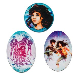Könnte beinhalten: Drei runde gestickte Aufnäher mit Figuren aus der Buchreihe "Alera" von Tamora Pierce. Der erste Aufnäher zeigt eine junge Frau mit langen dunklen Haaren und blauen Augen. Der zweite Aufnäher zeigt eine Gruppe von fünf Personen, darunter eine junge Frau mit langen roten Haaren, ein junger Mann mit kurzen braunen Haaren und drei weitere Personen mit langen dunklen Haaren. Der dritte Aufnäher zeigt einen jungen Mann mit kurzen braunen Haaren und eine junge Frau mit langen dunklen Haaren. Alle drei Aufnäher haben einen weißen Hintergrund mit bunten Details.