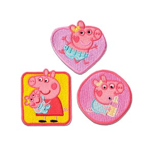 Può includere: Tre toppe ricamate con il personaggio dei cartoni animati Peppa Pig. Una toppa è a forma di cuore, un'altra quadrata e la terza rotonda. Ogni toppa presenta un design a maialino rosa con dettagli blu e un bordo rosa.