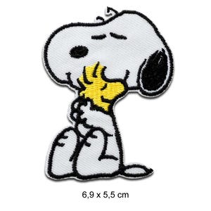 Puede incluir: Parche bordado con Snoopy abrazando a Woodstock. El parche es blanco con contornos y detalles negros, y presenta un Woodstock amarillo. El parche mide 6,9 x 5,5 cm.