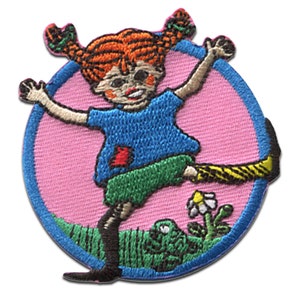 Puede incluir: Un parche bordado para planchar que presenta a una ni&ntilde;a de dibujos animados con cabello rojo, vistiendo una camisa azul y pantalones cortos verdes, pateando su pierna en el aire. La ni&ntilde;a est&aacute; rodeada de un c&iacute;rculo rosa con un borde azul. El parche es perfecto para agregar un toque caprichoso a la ropa, las bolsas u otros art&iacute;culos de tela.