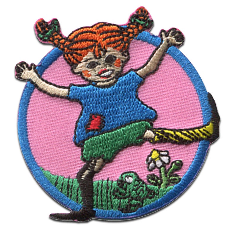 Puede incluir: Un parche bordado para planchar que presenta a una ni&ntilde;a de dibujos animados con cabello rojo, vistiendo una camisa azul y pantalones cortos verdes, pateando su pierna en el aire. La ni&ntilde;a est&aacute; rodeada de un c&iacute;rculo rosa con un borde azul. El parche es perfecto para agregar un toque caprichoso a la ropa, las bolsas u otros art&iacute;culos de tela.