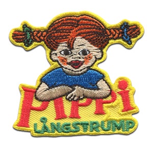 Puede incluir: Parche bordado con Pippi Calzaslargas, un personaje de ficci&oacute;n con el pelo rojo en trenzas, que lleva una camisa azul y sonr&iacute;e. El parche es amarillo con letras rojas y verdes.