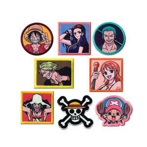 Pode incluir: Uma coleção de patches bordados com personagens da série de anime One Piece. Os patches incluem retratos de Luffy, Zoro, Nami, Sanji e outros, juntamente com um design de Jolly Roger com caveira e ossos cruzados.