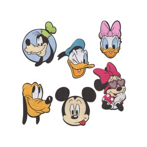 Op de afbeelding: Set van zes kleurrijke cartoon-personage strijklabels met Mickey Mouse, Minnie Mouse, Donald Duck, Goofy, Pluto en Daisy Duck.