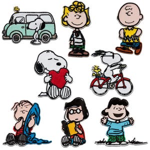 Puede incluir: Un conjunto de ocho parches bordados con personajes de Peanuts como Snoopy, Charlie Brown, Lucy, Linus, Sally y Woodstock. Los diseños muestran a Snoopy con un corazón, en bicicleta y junto a una furgoneta, además de varias poses.