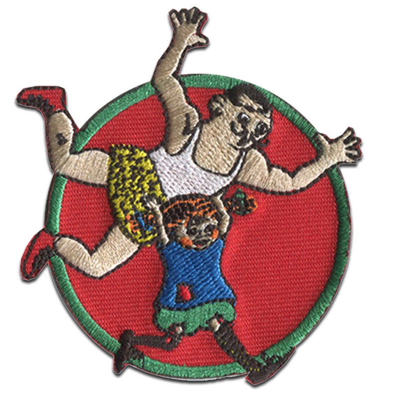 Puede incluir: Un parche bordado con un dibujo animado de un hombre y un ni&ntilde;o en un c&iacute;rculo rojo con un borde verde. El hombre lleva un tanque blanco y pantalones cortos amarillos, y el ni&ntilde;o lleva una camisa azul y pantalones cortos verdes. El hombre est&aacute; sujetando al ni&ntilde;o en una llave de lucha.
