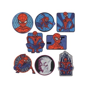 Könnte beinhalten: Eine Sammlung von aufgestickten Aufnähern mit Spider-Man in verschiedenen Posen und Designs. Die Aufnäher zeigen den ikonischen rot-blauen Anzug der Figur, wobei einige Designs vor blauem Hintergrund stehen. Die Aufnäher haben verschiedene Formen, darunter Kreise und Quadrate.