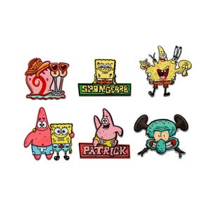Peut inclure: Ensemble de patchs de personnages de dessins animés colorés, avec Bob l'éponge et ses amis. Les patchs incluent des personnages comme Bob l'éponge, Patrick et Carlo, avec des étiquettes de texte comme "Spongebob" et "Patrick".