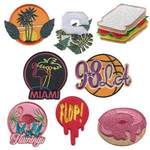 Può includere: Nove toppe ricamate da stirare con diversi design, tra cui una palma, un donut, una palla da basket, un fenicottero, un panino e la parola "Flop!"