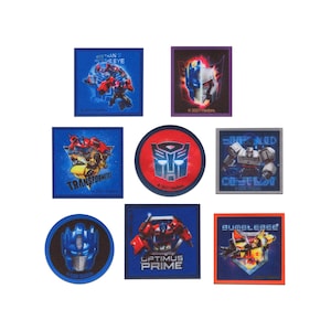 Könnte beinhalten: Acht Transformers-Charakter-Bügeleisen-Patches. Die Patches sind quadratisch und rund, mit blauen, roten und grauen Hintergründen. Die Patches zeigen Optimus Prime, Bumblebee, Megatron und andere Transformers-Charaktere. Die Patches haben das Transformers-Logo und Copyright-Informationen.