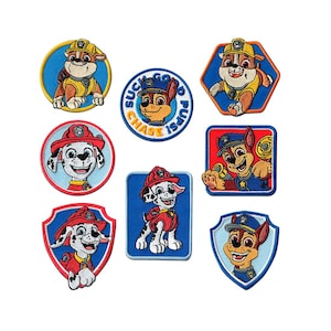 Könnte beinhalten: Eine Sammlung von neun gestickten Aufnähern mit Charakteren aus der Zeichentrickserie Paw Patrol. Die Aufnäher zeigen verschiedene Welpen in ihren Uniformen, mit leuchtenden Farben und detaillierten Stickereien. Einige Aufnäher haben den Text "Chase" und "Pups".