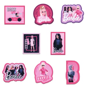 Könnte beinhalten: Ein Set mit zehn pinkfarbenen und violetten Aufklebern mit Barbie-Puppen und den Worten "Barbie", "Boss Mode", "Limited Edition" und "Barbie Girl".