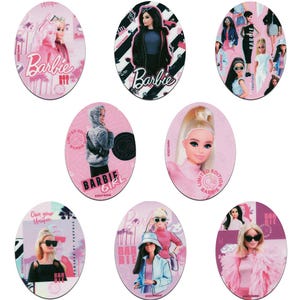 Può includere: Set di dieci adesivi rotondi rosa e bianchi con diverse immagini di bambole Barbie. Gli adesivi presentano varie bambole Barbie con diverse acconciature, abiti e accessori. Gli adesivi hanno le parole "Barbie" e "Edizione limitata" stampate su di essi.