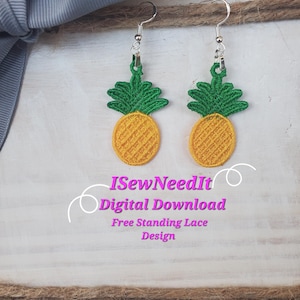 Può includere: Un paio di orecchini a forma di ananas realizzati con pizzo a intaglio. Gli orecchini sono gialli e verdi e hanno un gancio argentato. L'immagine include il testo "ISewNeedIt Digital Download Free Standing Lace Design".